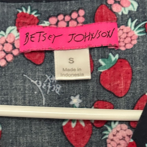 Betsey Johnson Berry Print Scrub Top Small V-Neck Stretch 2 Pocket - Picture 2 of 5